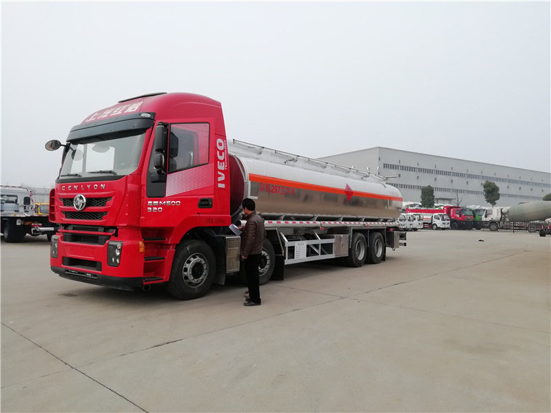 上汽紅巖29.7方前四后八鋁合金運(yùn)油車，20噸運(yùn)油車